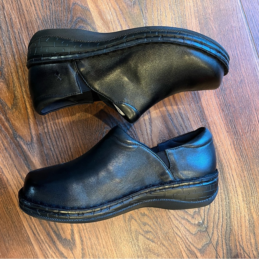 Propét 9.5 XW women’s shoe - black clogs. Black Leather Slip-On 9 1/2  X(2E) - Picture 2 of 14